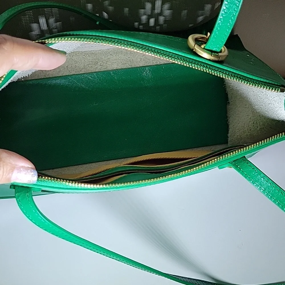 Hobo. "THE Original " Green. Shoulder bag. 10.5 x7 x4 inches - Picture 4 of 5